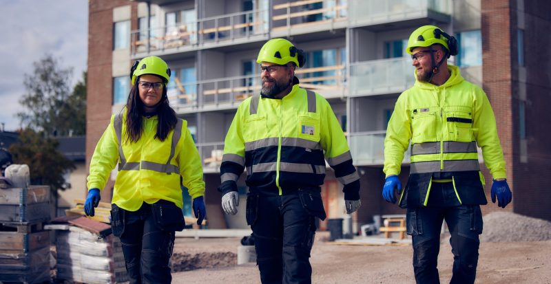 Bilde av tre bygningsarbeidere i Barona AS på en byggeplass.