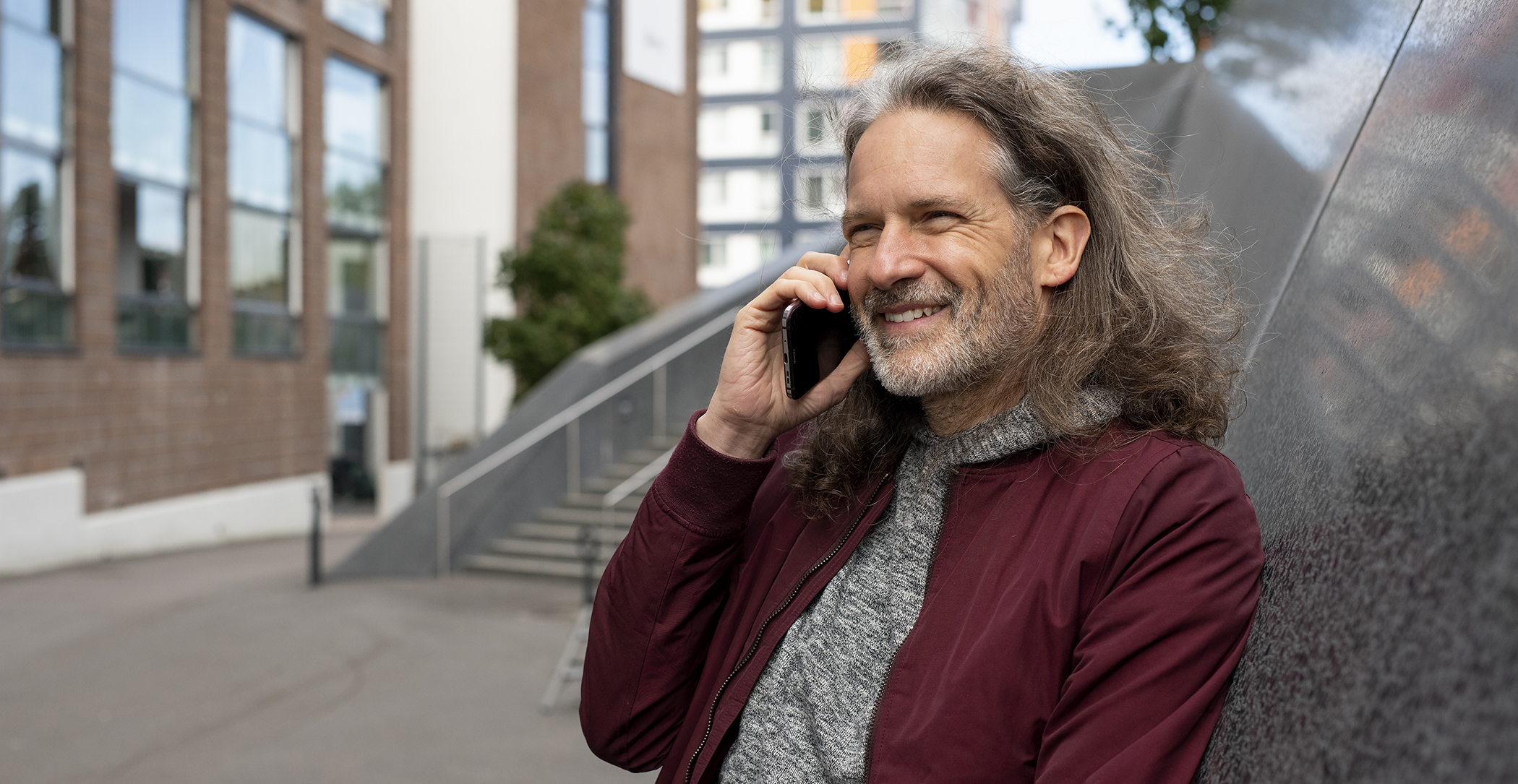 Dekorativt bilde av en mann som snakker i telefon med det norske rekrutteringsbyrået Barona.